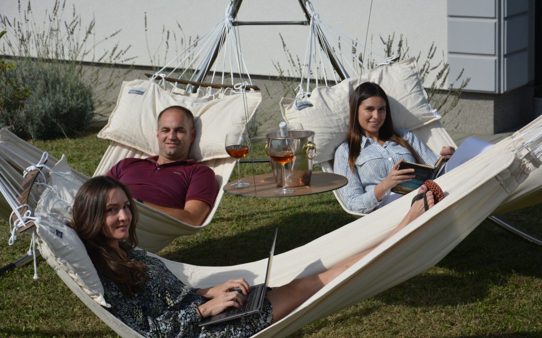 Glavna slika za REBERG blog u kojoj se nalaze tri osobe na Perla ležaljci-ljuljašci